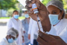 Idosos e pessoas com comorbidades podem se vacinar contra gripe e covid; veja cronograma